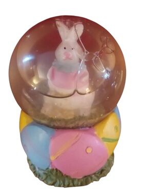 VINTAGE Bunny Rabbit Easter Snow Globe Resin Egg With Tulip Flowers Carrots